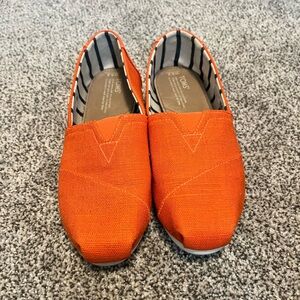 LIKE NEW Women’s Classic Toms Canvas Shoes Size 9.5